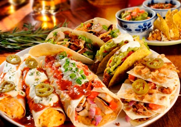 Combinado de tacos de frango e de carne, enchiladas de queso e burrito, acompanhados de frijoles, guacamole, sour cream, salsa e nachos Combinado de tacos de frango e de carne, enchiladas de queso e burrito, acompanhados de frijoles, guacamole, sour cream, salsa e nachos