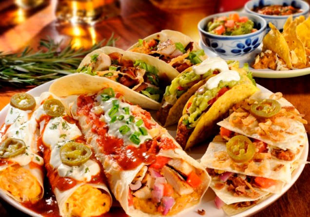 Combinado de tacos de frango e de carne, enchiladas de queso e burrito, acompanhados de frijoles, guacamole, sour cream, salsa e nachos