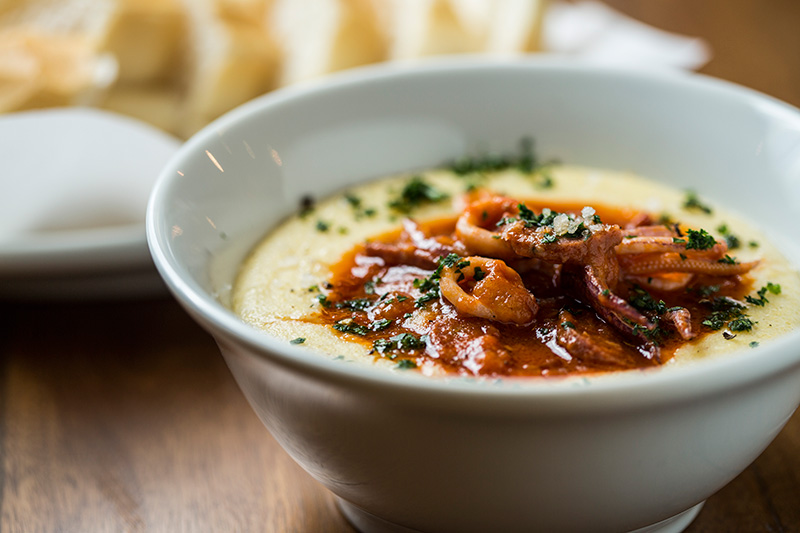Polenta mole coberta por ragu de linguiça e lula Polenta mole coberta por ragu de linguiça e lula