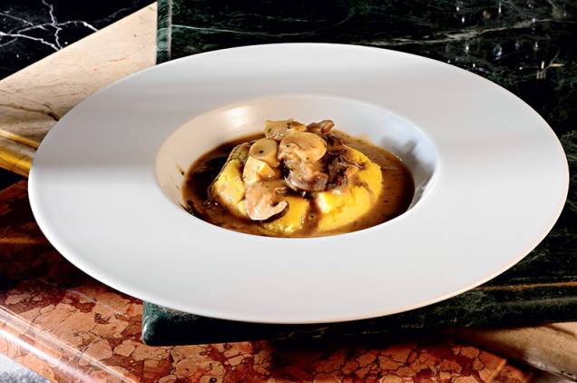 Opção de entrada: polenta mole coberta por molho de cogumelos Opção de entrada: polenta mole coberta por molho de cogumelos