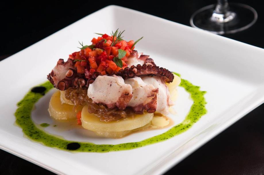 Polvo grelhado acompanhado de batatas confitadas, cebolas caramelizadas e vinagrete Polvo grelhado acompanhado de batatas confitadas, cebolas caramelizadas e vinagrete