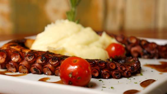 O menu especial de polvo vai até o dia 7 de junho. O menu completo sai por R$ 90,00 O menu especial de polvo vai até o dia 7 de junho. O menu completo sai por R$ 90,00