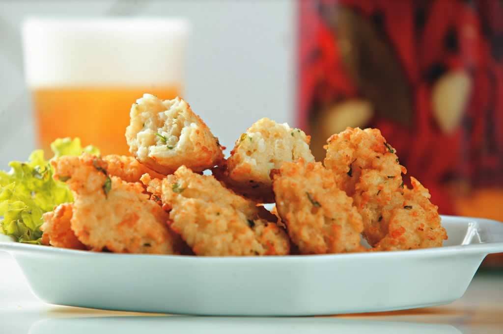 Bolinho de carne à milanesa com azeitona sem caroço, do Pompeia Bar Bolinho de carne à milanesa com azeitona sem caroço, do Pompeia Bar
