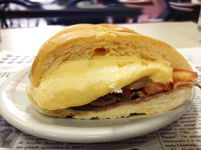 O legítimo bauru: queijos derretidos, rosbife, tomate e pepino em conserva O legítimo bauru: queijos derretidos, rosbife, tomate e pepino em conserva