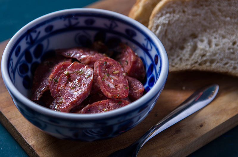 Para enganar o estômago, a linguicinha curada é boa pedida Para enganar o estômago, a linguicinha curada é boa pedida