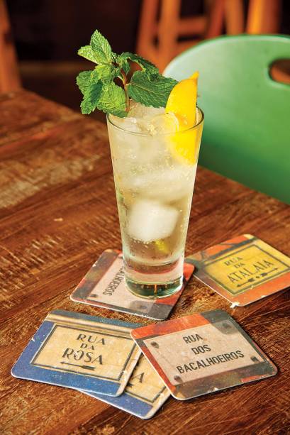 Vinho do Porto extra dry: combinação de gomo de limão- siciliano e hortelã Vinho do Porto extra dry: combinação de gomo de limão- siciliano e hortelã