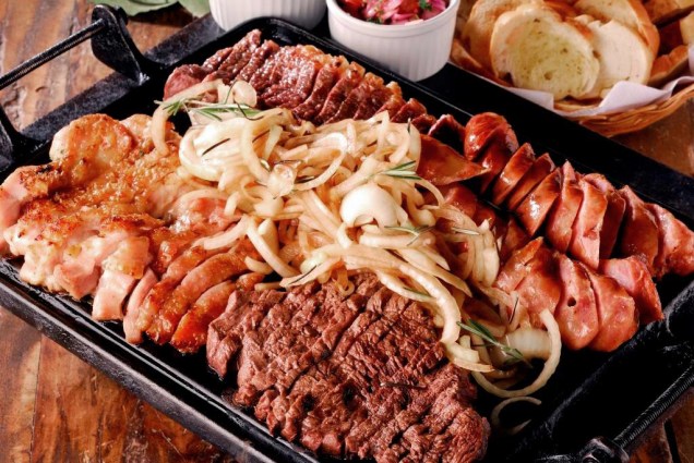Posto 6: chapa de picanha, filé-mignon, frango e linguiça acompanha mix de pães, vinagrete e farofa