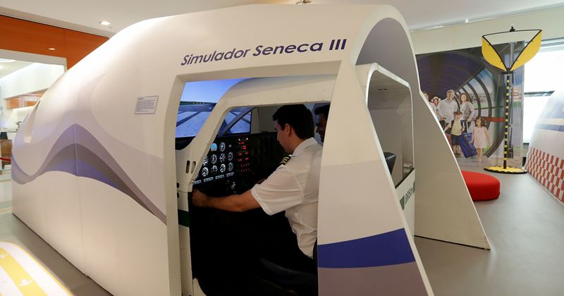 Entre as atividades, há simuladores de avião Entre as atividades, há simuladores de avião