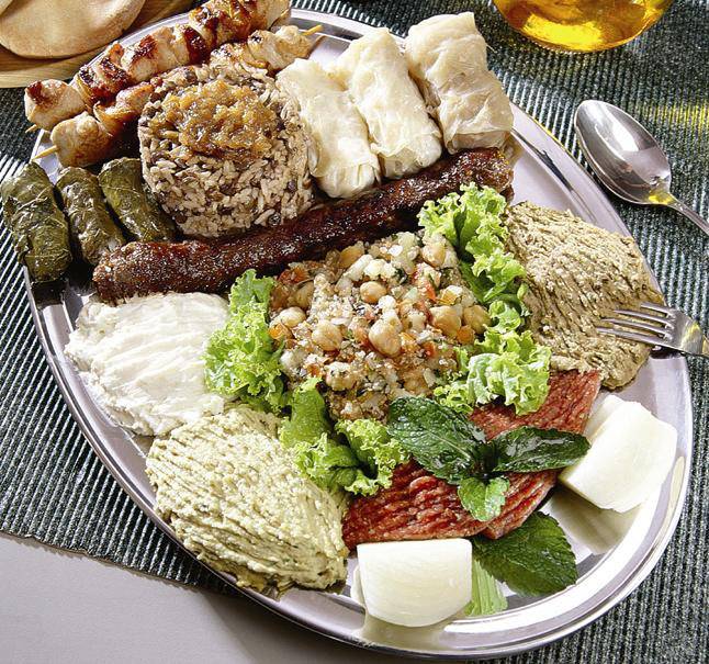 Carro-chefe do menu para duas pessoas: arroz com lentilha, cafta, michui, charutinho, trio de pastas, tabule e quibe cru Carro-chefe do menu para duas pessoas: arroz com lentilha, cafta, michui, charutinho, trio de pastas, tabule e quibe cru