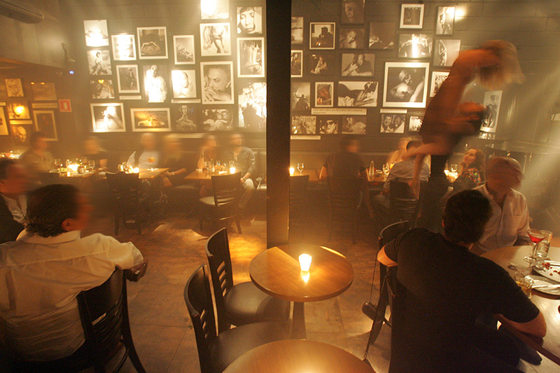 Coreografias de balé e de tango costumam figurar entre as apresentações diárias Coreografias de balé e de tango costumam figurar entre as apresentações diárias