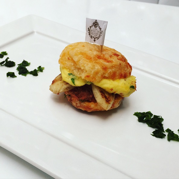 presunto-de-parma-com-catupiry-pao-de-queijo-com-salmao-defumada-e-cream-cheese-e-dil-e-pao-de-queijo-de-peito-de-peru-com-alho-poro.jpeg