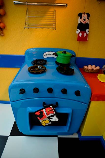 As atividades são realizadas numa cozinha ambientada com detalhes da Toontown Disney As atividades são realizadas numa cozinha ambientada com detalhes da Toontown Disney