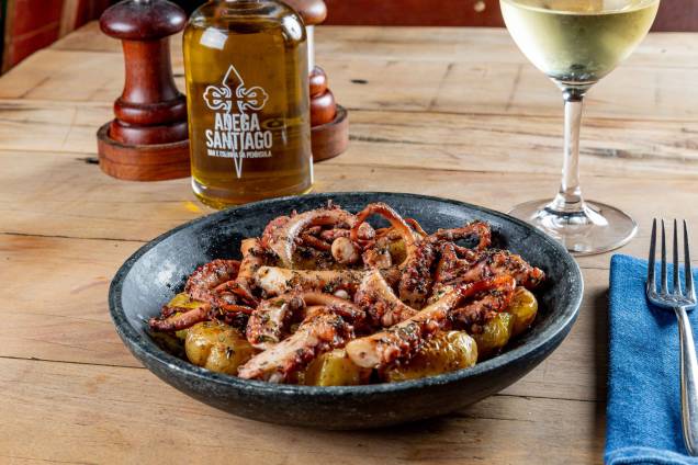 Polvo à feira: finalizado no forno a lenha Polvo à feira: finalizado no forno a lenha