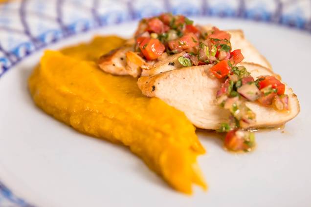 Pratos congelados: purê de cabotiá e frango com vinagrete de coentro Pratos congelados: purê de cabotiá e frango com vinagrete de coentro