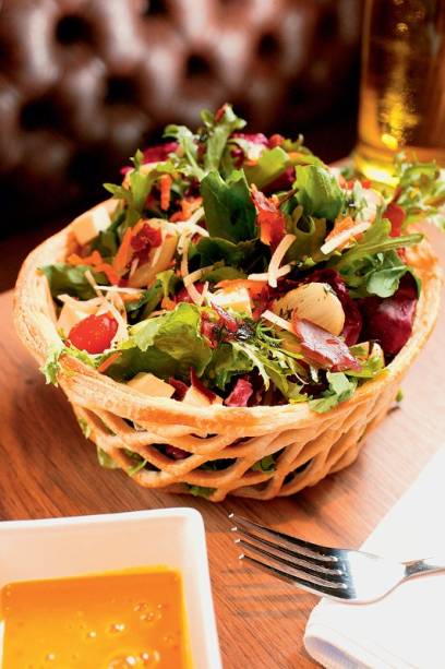 Salada na cestinha de massa folhada Salada na cestinha de massa folhada