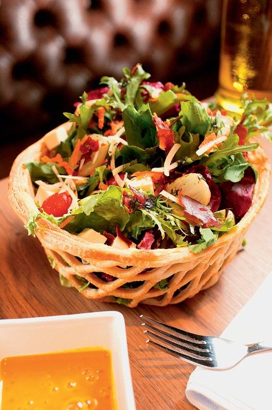 Salada na cestinha de massa folhada Salada na cestinha de massa folhada