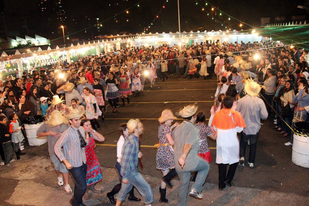 Olha a chuva!: a quadrilha não poderia faltar na Quermesse da Igreja do Calvário Olha a chuva!: a quadrilha não poderia faltar na Quermesse da Igreja do Calvário