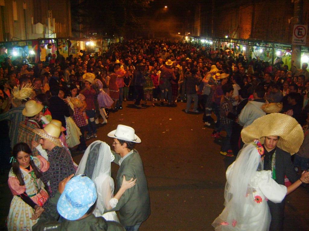 Participantes dançam quadrilha na Quermesse da Paróquia São Rafael na edição de 2014. Participantes dançam quadrilha na Quermesse da Paróquia São Rafael na edição de 2014.