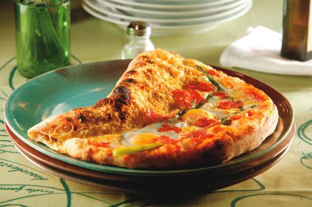Exclusividade da Bráz Quintal: a carola traz meia pizza coberta por mussarelas bovina e de búfala mais tomate-cereja e rúcula e meio calzone recheado de linguiça artesanal