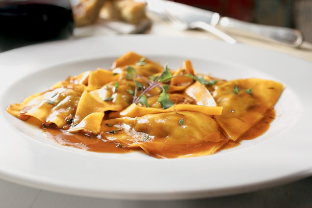 Tortelli de leitão ao molho do próprio assado Tortelli de leitão ao molho do próprio assado