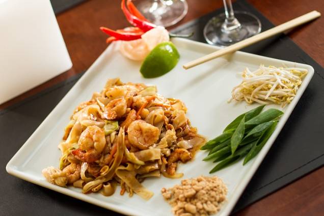 Carro-chefe da casa, o pad thai é feito com talharim de arroz salteado na wok, camarões, lulas e legumes Carro-chefe da casa, o pad thai é feito com talharim de arroz salteado na wok, camarões, lulas e legumes