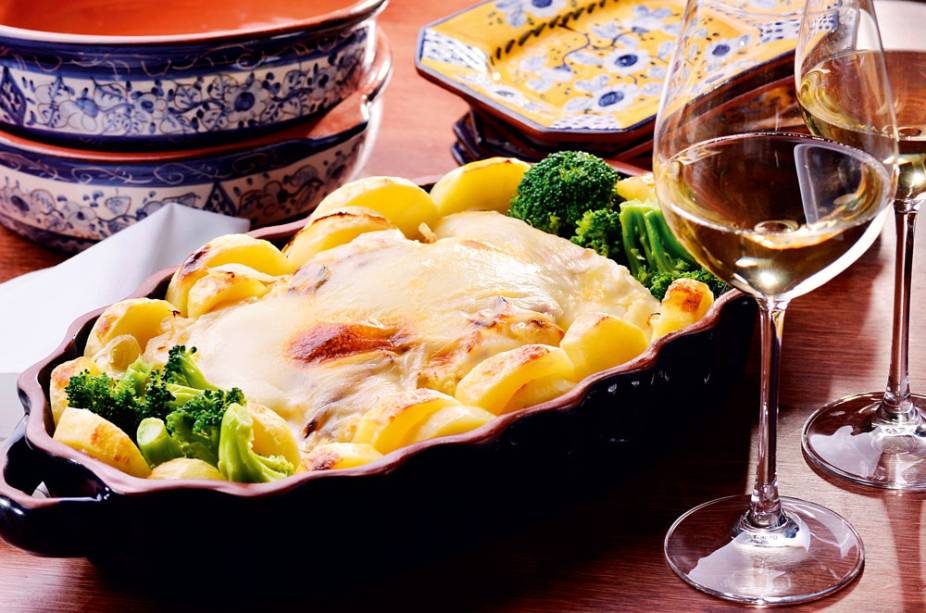 Bacalhau com batata, cebola e queijo da Serra da Estrela Bacalhau com batata, cebola e queijo da Serra da Estrela