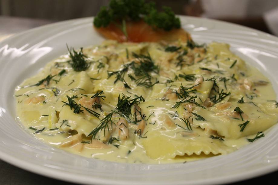 DellArte Ristorante: ravióli de salmão com creme azedo e dill