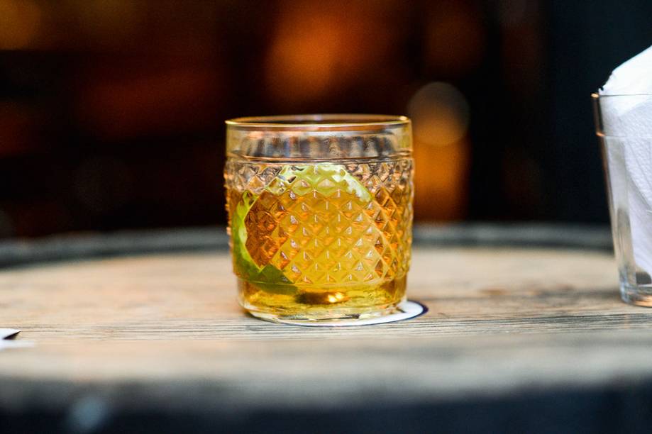 Rabo de galo: combinação de cachaça, vermute Carpano Clássico, vermute branco seco, Angostura e limão desidratado Rabo de galo: combinação de cachaça, vermute Carpano Clássico, vermute branco seco, Angostura e limão desidratado