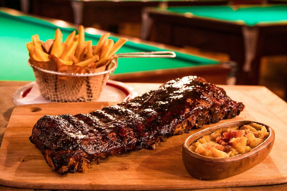 A costelinha ao molho barbecue A costelinha ao molho barbecue