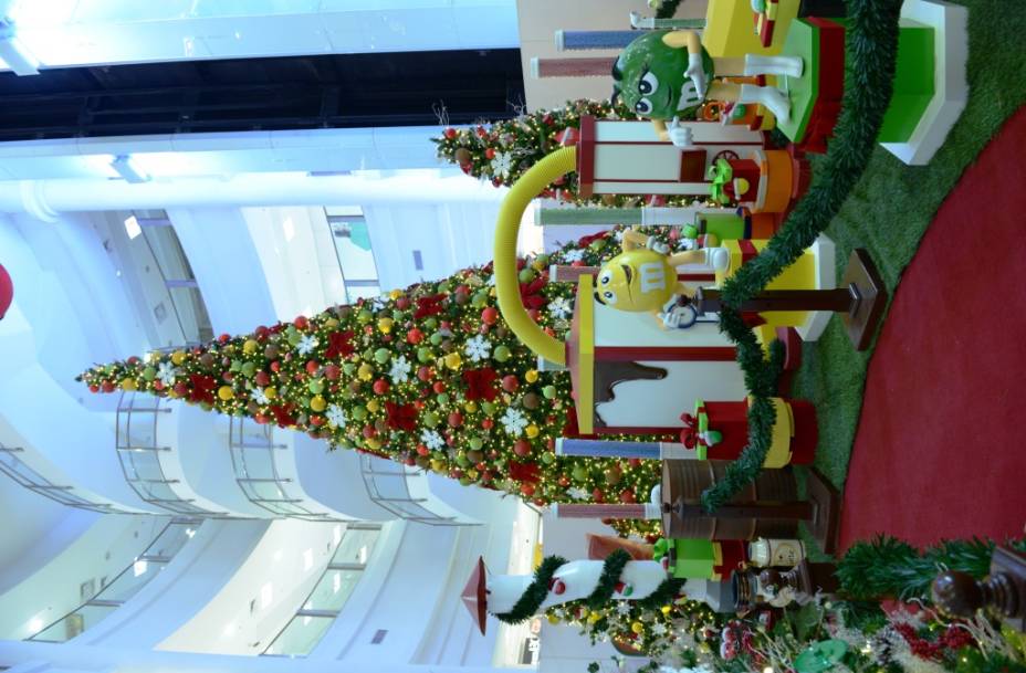 O shopping West Plaza promove uma chuva de neve diariamente O shopping West Plaza promove uma chuva de neve diariamente