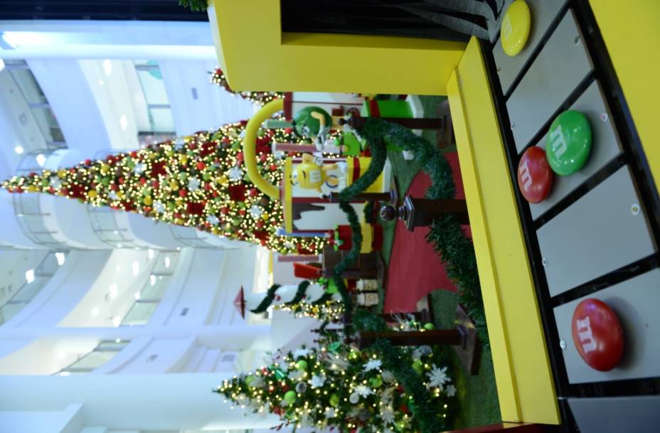 A decoração de Natal shopping West Plaza tem parceria com a M&M’S A decoração de Natal shopping West Plaza tem parceria com a M&M’S