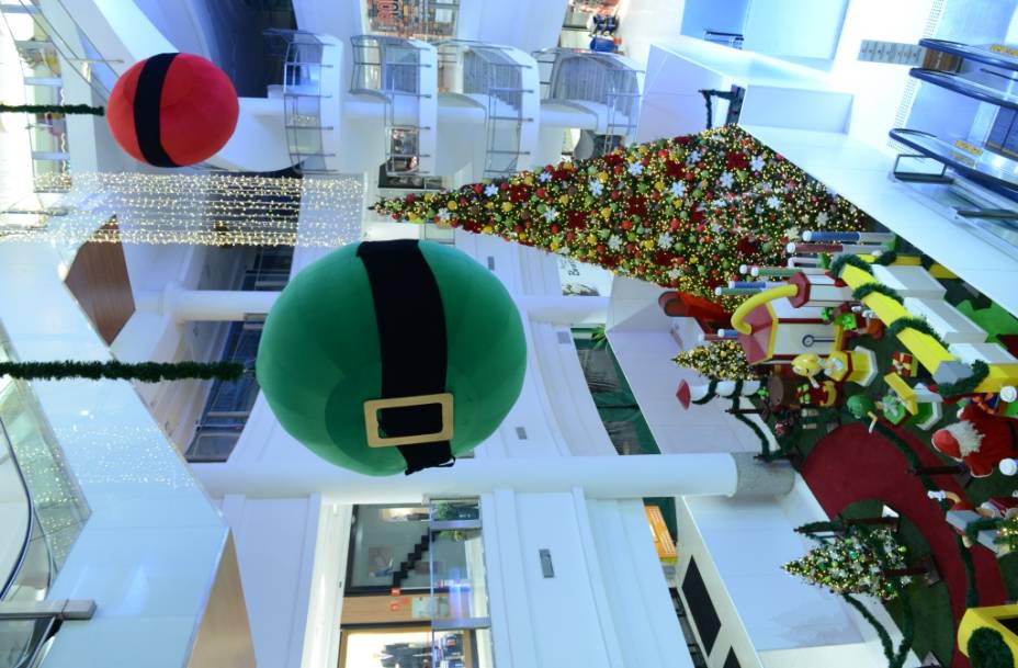 O shopping West Plaza promove uma chuva de neve diariamente O shopping West Plaza promove uma chuva de neve diariamente