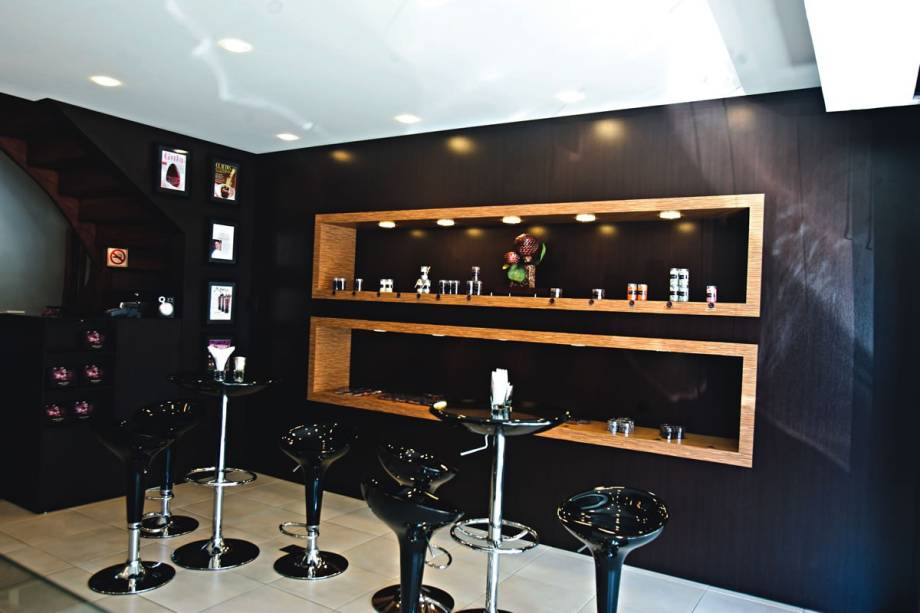 Decoração sóbria: o salão tem paredes escuras Decoração sóbria: o salão tem paredes escuras