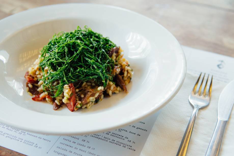 Arroz de pato: leva paio e acompanha couve crua Arroz de pato: leva paio e acompanha couve crua