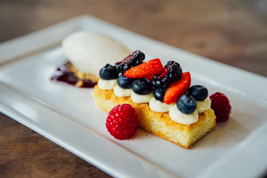 Sobremesa: brownie de chocolate branco enfeitado com frutas vermelhas e sorvete de iogurte