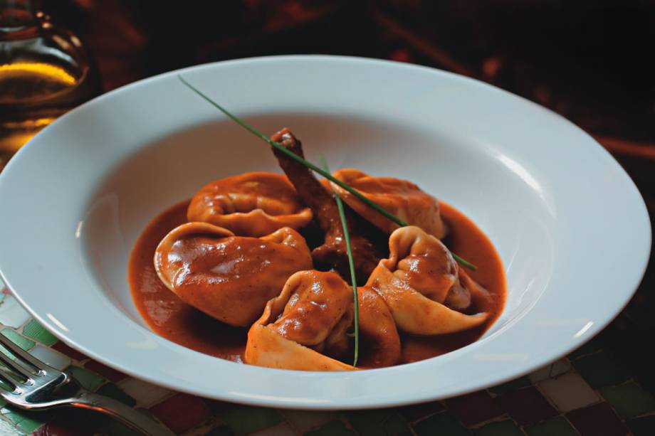 Tortelloni de coelho em molho com pedaços da carne