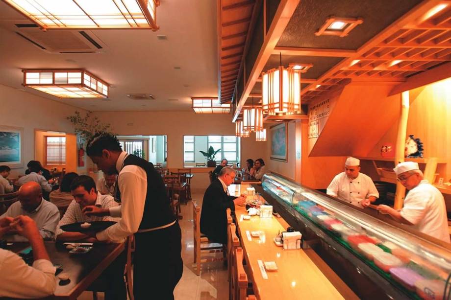 O sushiman em ação (à direita) com o assistente Aldenir Araujo: receitas clássicas O sushiman em ação (à direita) com o assistente Aldenir Araujo: receitas clássicas