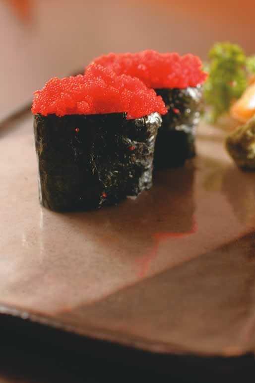 Sushi coberto de ovas Sushi coberto de ovas
