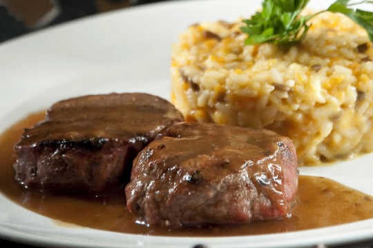 Receita especial de comemoração de dez anos do mediterrâneo De la Paix: filé-mignon ao molho rôti guarnecido de risoto de abóbora Receita especial de comemoração de dez anos do mediterrâneo De la Paix: filé-mignon ao molho rôti guarnecido de risoto de abóbora