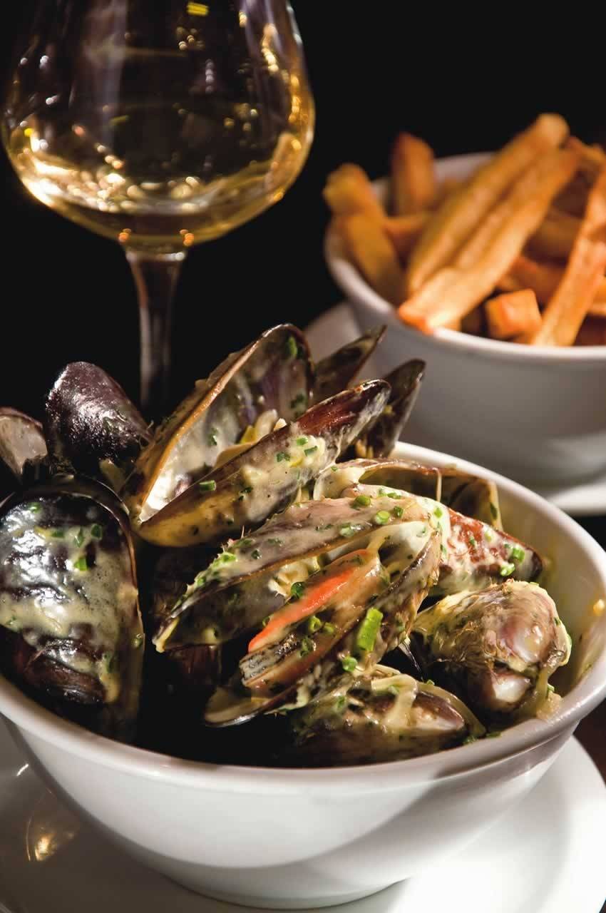 Mexilhão com fritas é servido aos finais de semana no Le Jazz Brasserie Mexilhão com fritas é servido aos finais de semana no Le Jazz Brasserie
