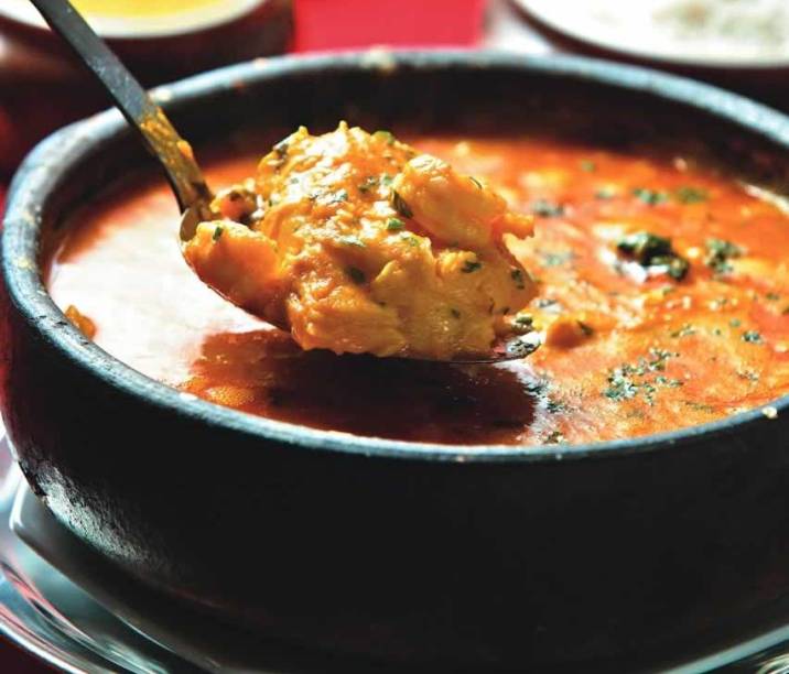 Moqueca mista de pescada-amarela e camarão; aroma de azeite de dendê, do Consulado da Bahia