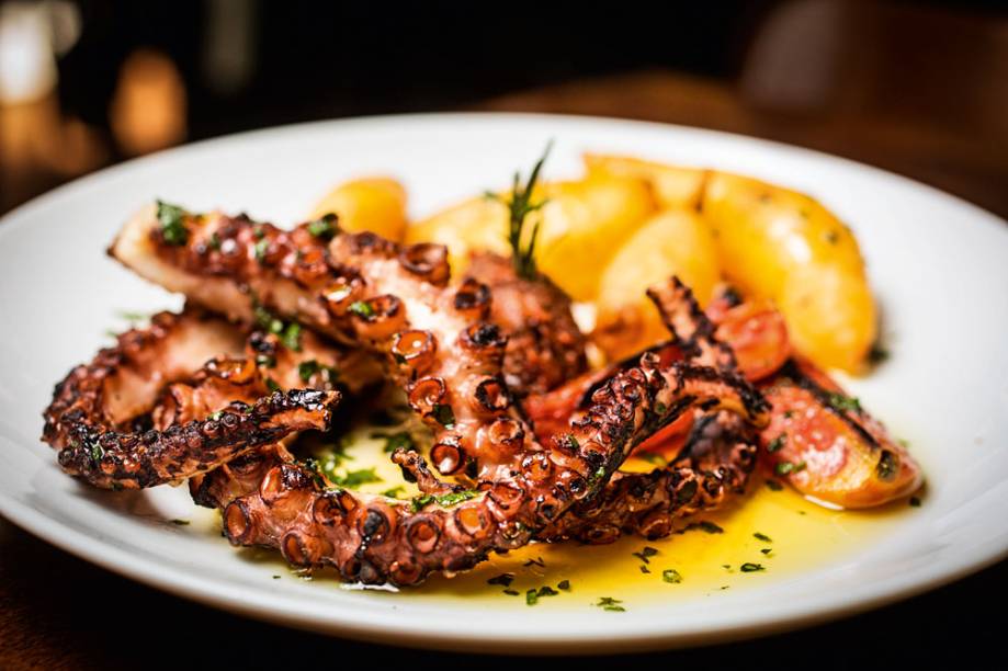 Polvo grelhado com mandioquinha ao murro Polvo grelhado com mandioquinha ao murro