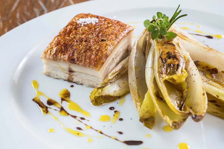 Pancetta de leitoa: servida com endívia Pancetta de leitoa: servida com endívia