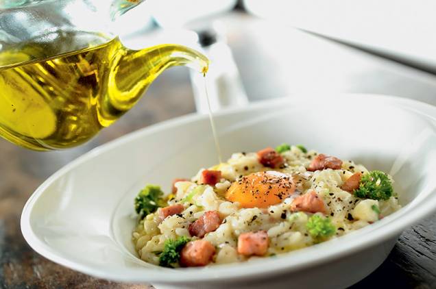 Risoto à carbonara: vem com cubos de pancetta, parmesão e uma gema caipira crua Risoto à carbonara: vem com cubos de pancetta, parmesão e uma gema caipira crua