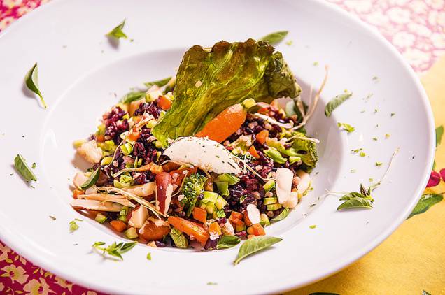 Risoto de arroz negro com legumes e queijo de cabra Risoto de arroz negro com legumes e queijo de cabra