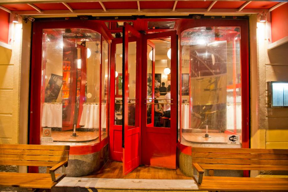 Filial dos Jardins: instalação dos artistas Rejane Cantoni e Leonardo Crescenti Filial dos Jardins: instalação dos artistas Rejane Cantoni e Leonardo Crescenti