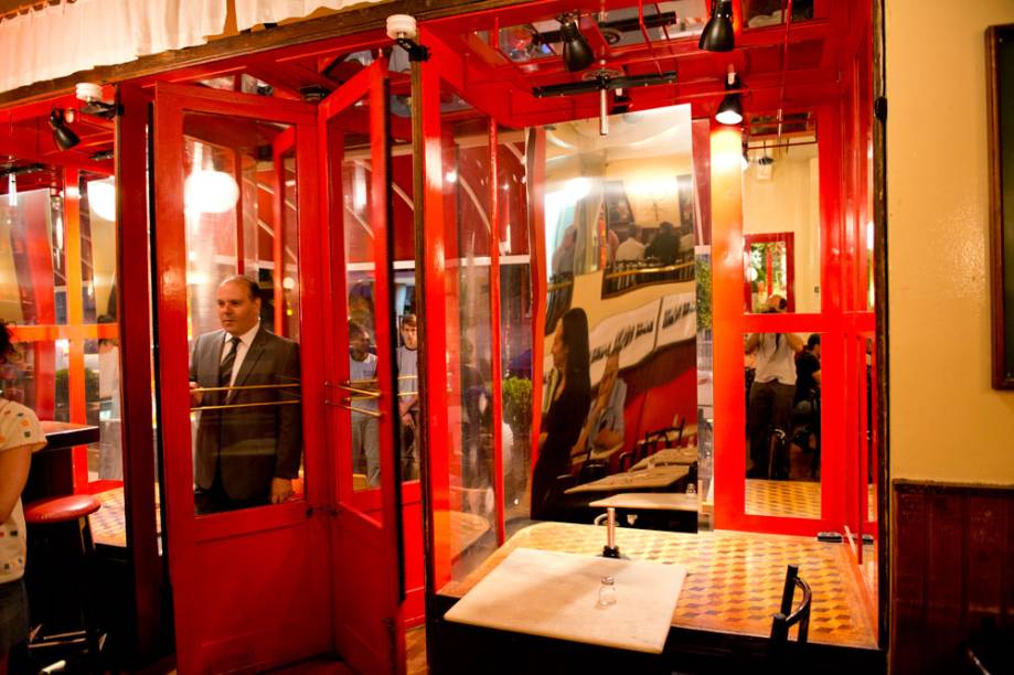 Filial dos Jardins: instalação dos artistas Rejane Cantoni e Leonardo Crescenti Filial dos Jardins: instalação dos artistas Rejane Cantoni e Leonardo Crescenti