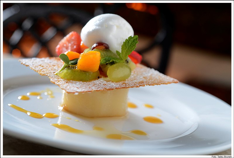 Pera pochee, telha crocante de limão com tutti-fruti e sorbet de pera Pera pochee, telha crocante de limão com tutti-fruti e sorbet de pera