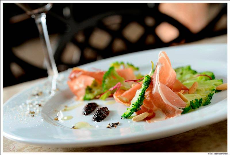 Carpaccio de brócolis com mostarda violeta e prosciutto de parma Carpaccio de brócolis com mostarda violeta e prosciutto de parma