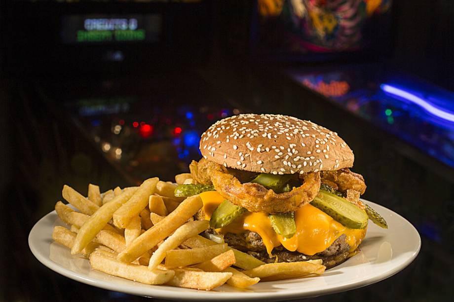 RocknRoll Burger: hambúrguer com farofa de bacon e cheddar RocknRoll Burger: hambúrguer com farofa de bacon e cheddar